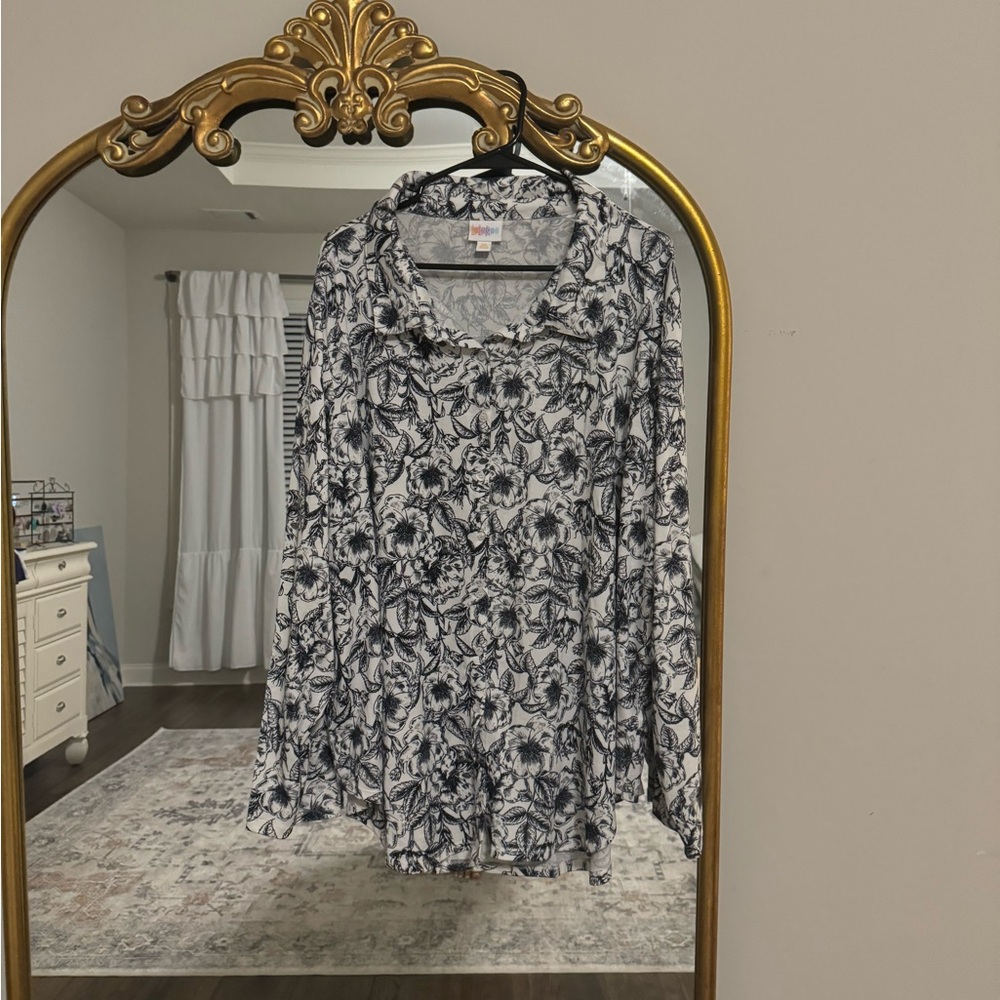 Lularoe long sleeve, black & white floral top, with buttons- size 3X